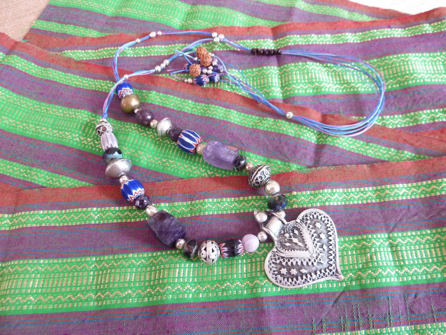 Collier au grand coeur tribal améthystes
