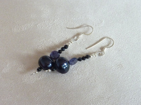 Raat ki rani | Boucles d'oreilles d'iolite et de perles d'eau douce noires