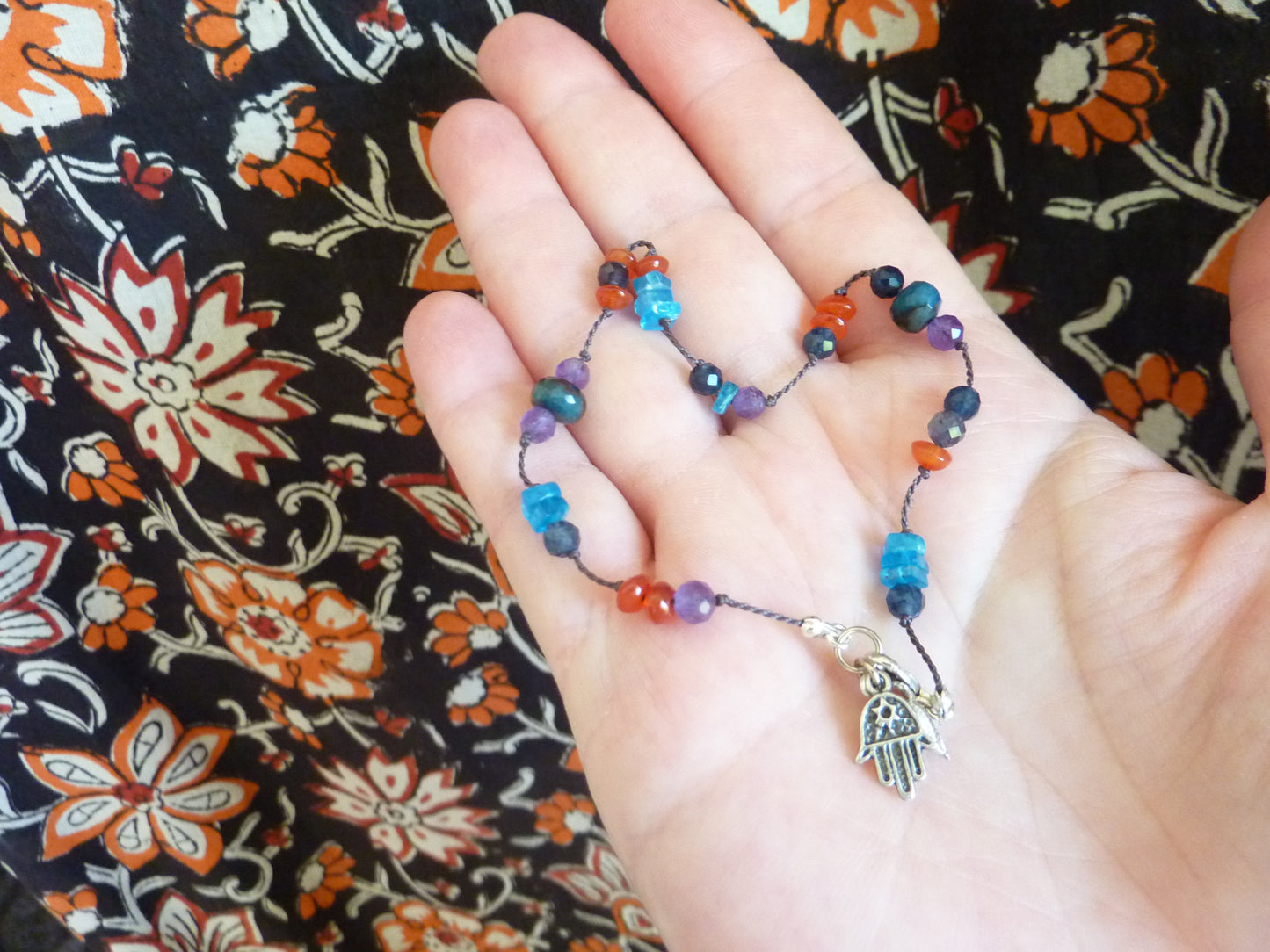Kanti | Bracelet fin de pierres nouées apatite bleue cornaline