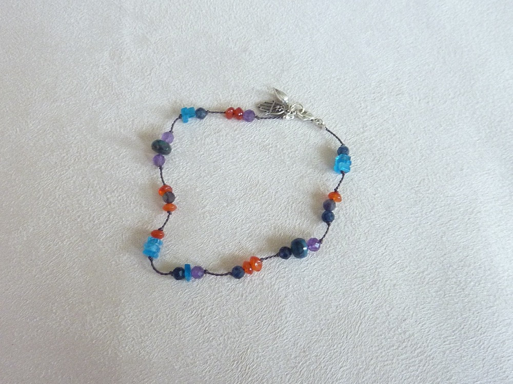 Kanti | Bracelet fin de pierres nouées apatite bleue cornaline