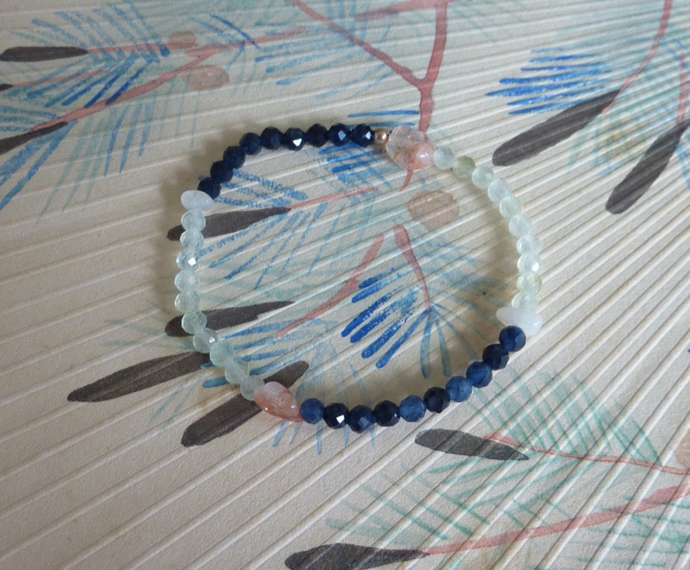 Nour | Bracelet de préhnite, pierre de lune et de soleil et de calcédoine