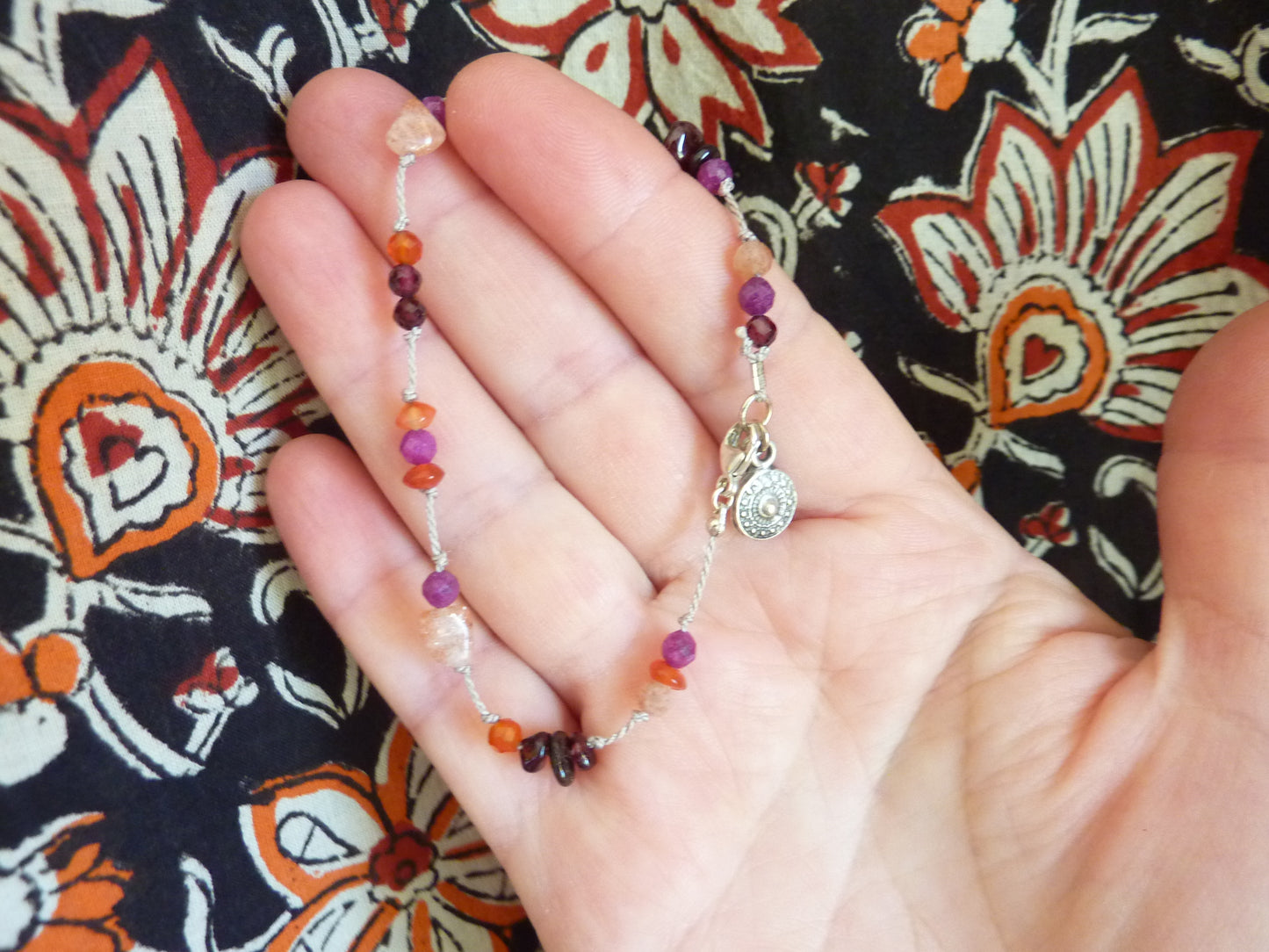 Kashi | Bracelet fin de pierres nouées cornaline rubis grenat