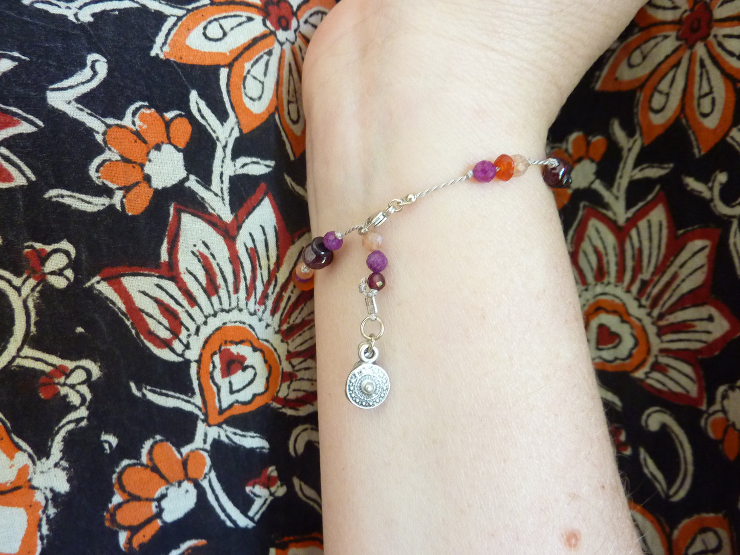 Kashi | Bracelet fin de pierres nouées cornaline rubis grenat
