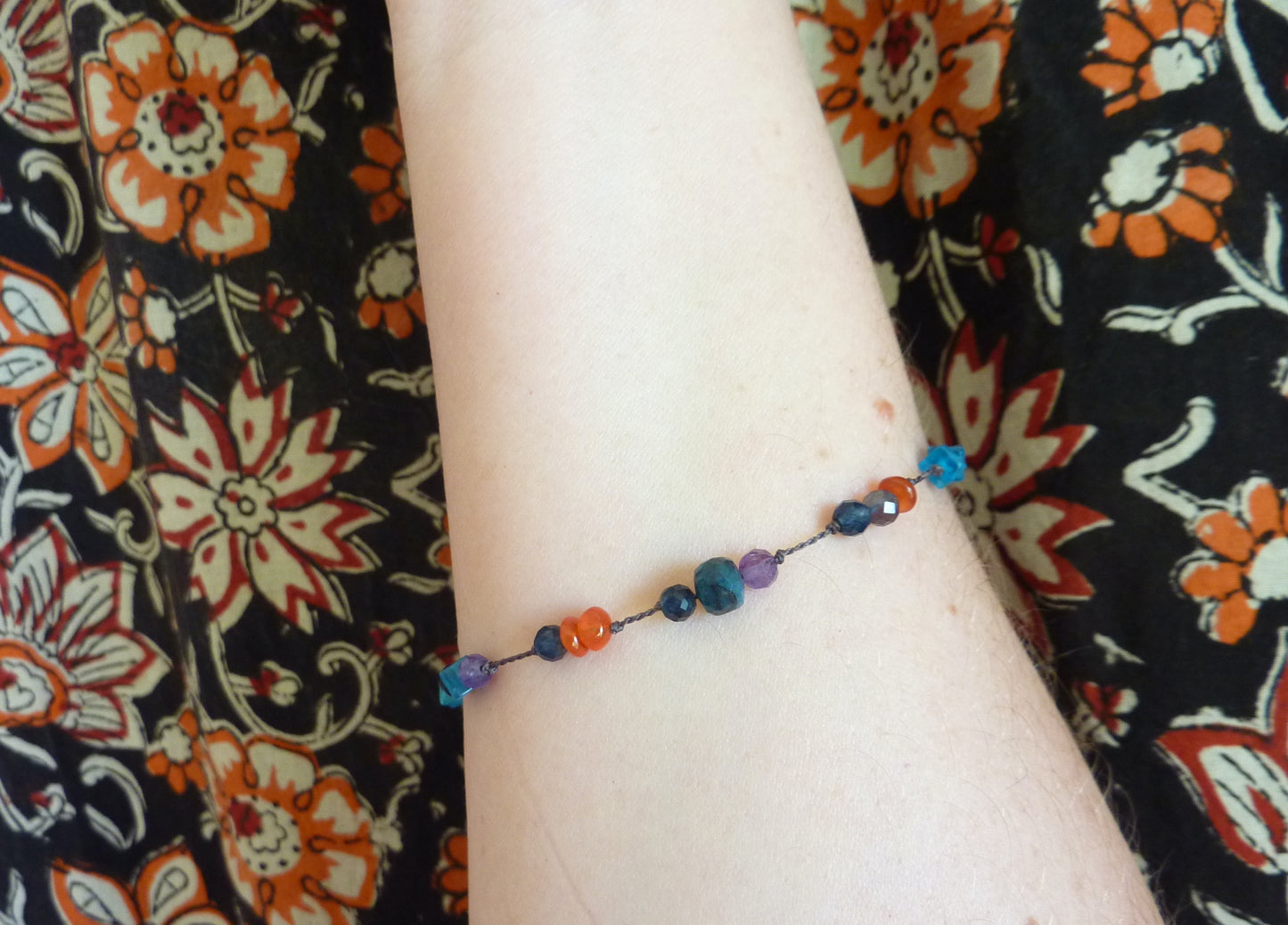 Kanti | Bracelet fin de pierres nouées apatite bleue cornaline