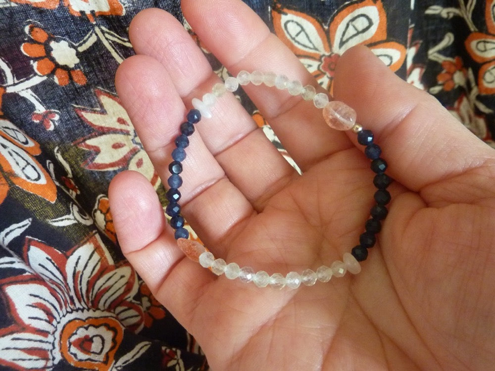 Nour | Bracelet de préhnite, pierre de lune et de soleil et de calcédoine