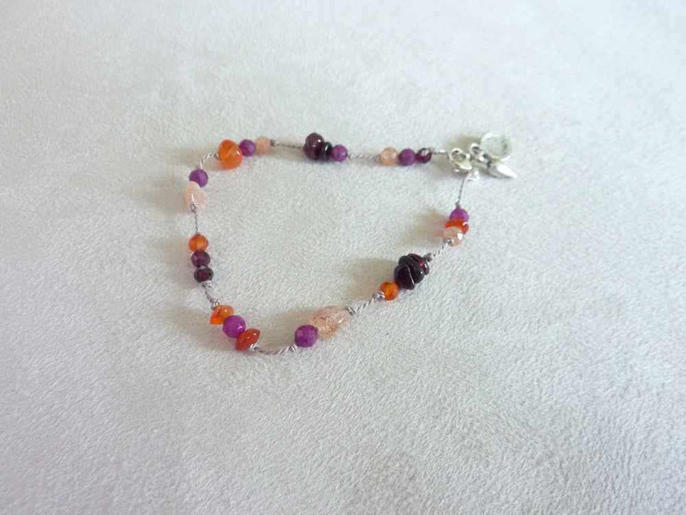 Kashi | Bracelet fin de pierres nouées cornaline rubis grenat