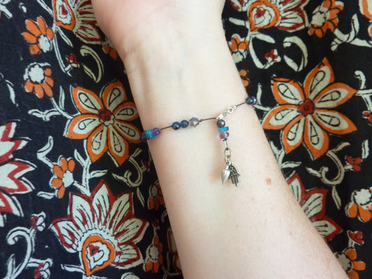 Kaveri | Bracelet fin de pierres nouées apatite bleue améthyste