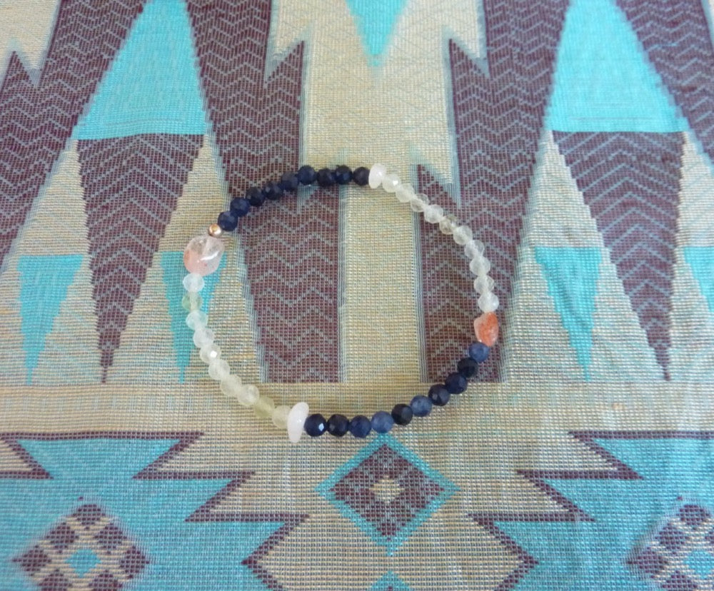 Nour | Bracelet de préhnite, pierre de lune et de soleil et de calcédoine