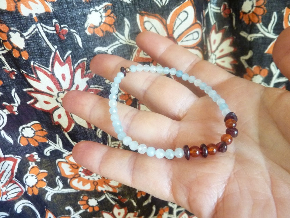 Farouz | Bracelet d'aigue-marine et de grenats