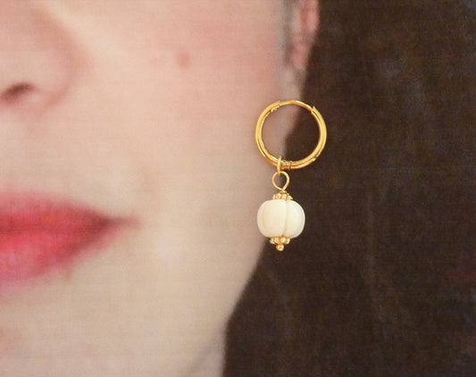 Meetha opale blanche | Boucles créoles à breloques