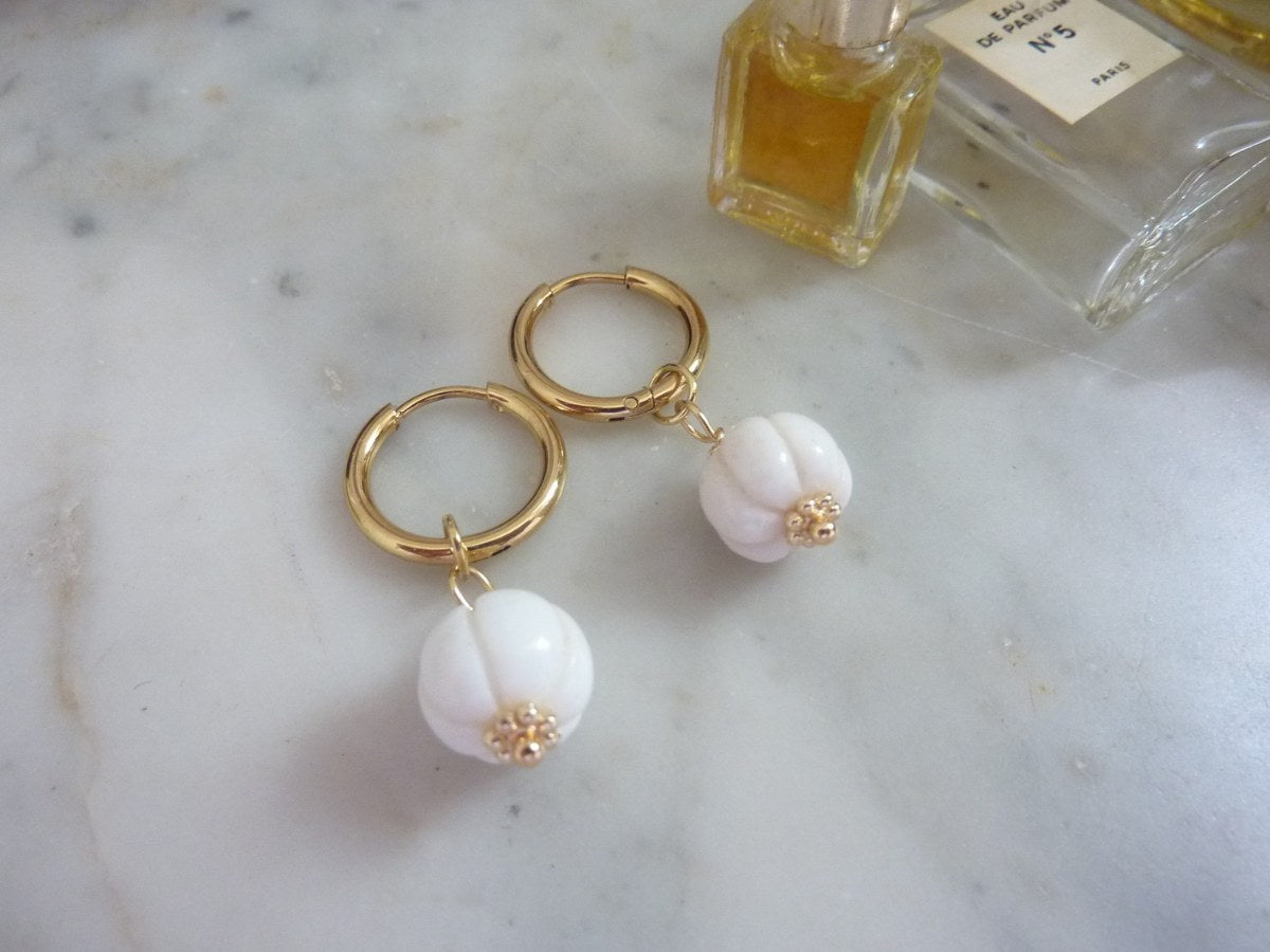 Meetha opale blanche | Boucles créoles à breloques
