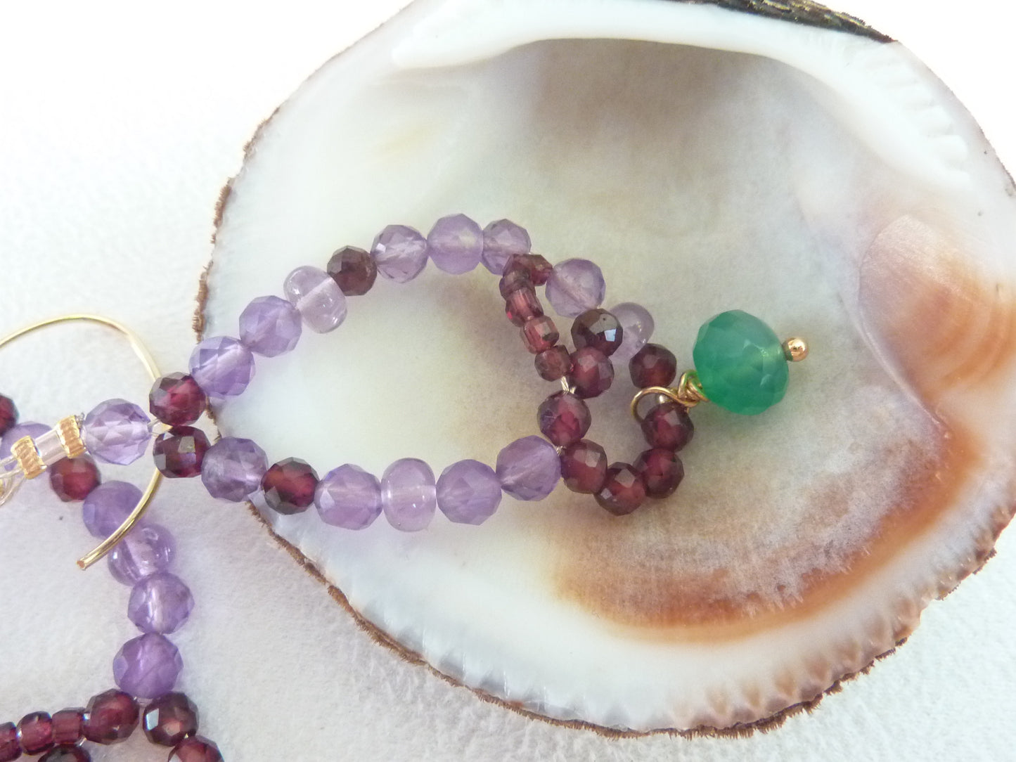 Hermione | Boucles d'oreilles de pierres entrelacées améthyste grenat