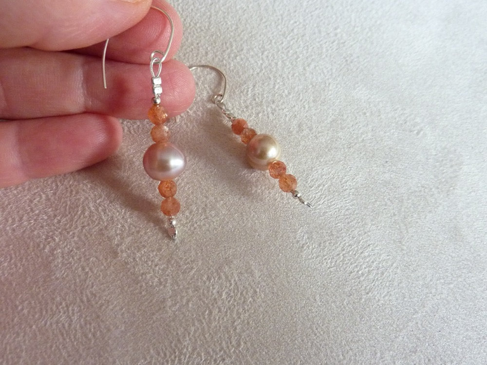 Suriya | Boucles d'oreilles de pierre de soleil et de perles d'eau douce