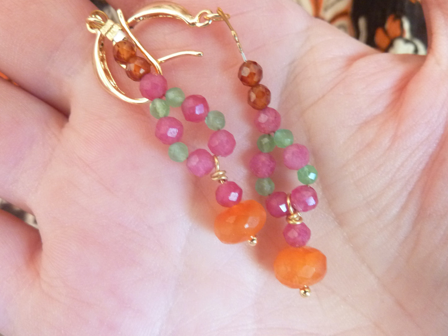Srinagar | Boucles d'oreilles de pierres entrelacées tourmaline rose, aventurine verte, grenat hessonite