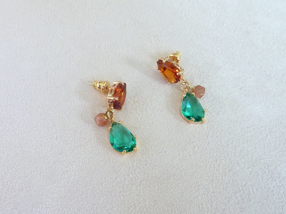 Paloma | Boucles d'oreilles gouttes de cristaux vert émeraude et cognac à breloque de pierre