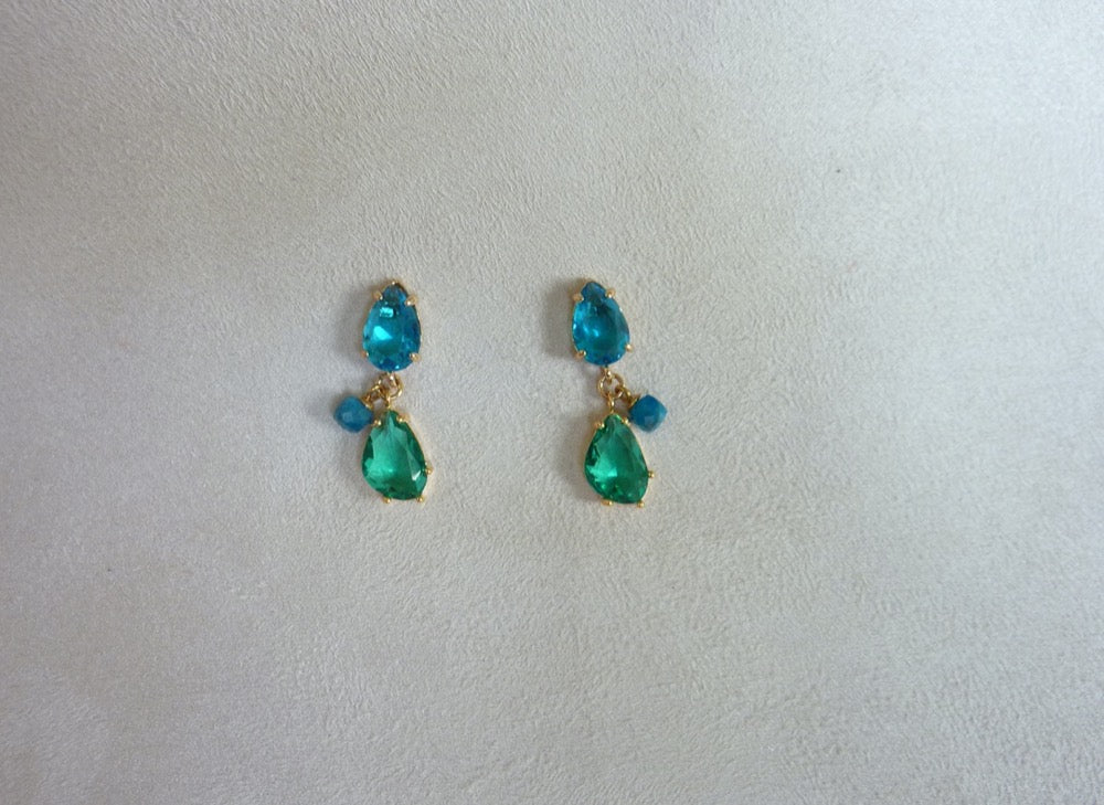 Jackie | Boucles d'oreilles gouttes de cristaux vert et bleu à breloque d'apatite bleue