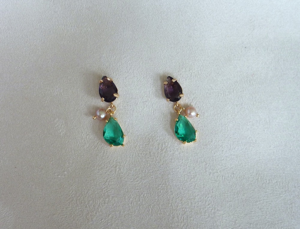 Audrey | Boucles d'oreilles gouttes de cristaux vert émeraude à petites perles d'eau douce rosées