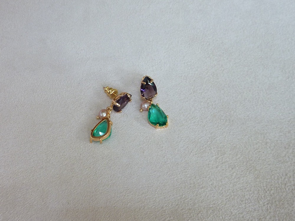 Audrey | Boucles d'oreilles gouttes de cristaux vert émeraude à petites perles d'eau douce rosées