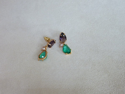 Audrey | Boucles d'oreilles gouttes de cristaux vert émeraude à petites perles d'eau douce rosées