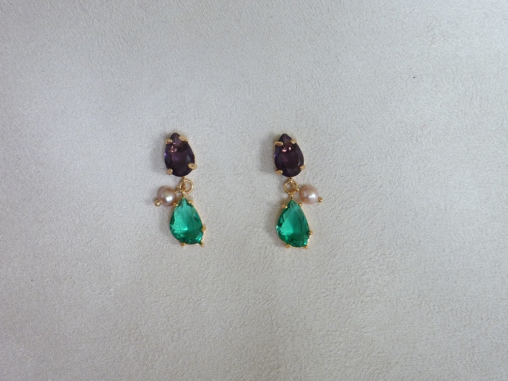 Audrey | Boucles d'oreilles gouttes de cristaux vert émeraude à petites perles d'eau douce rosées