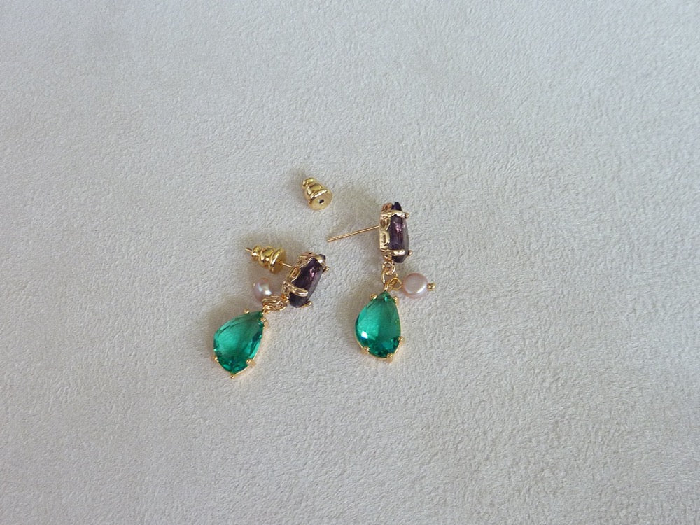 Audrey | Boucles d'oreilles gouttes de cristaux vert émeraude à petites perles d'eau douce rosées