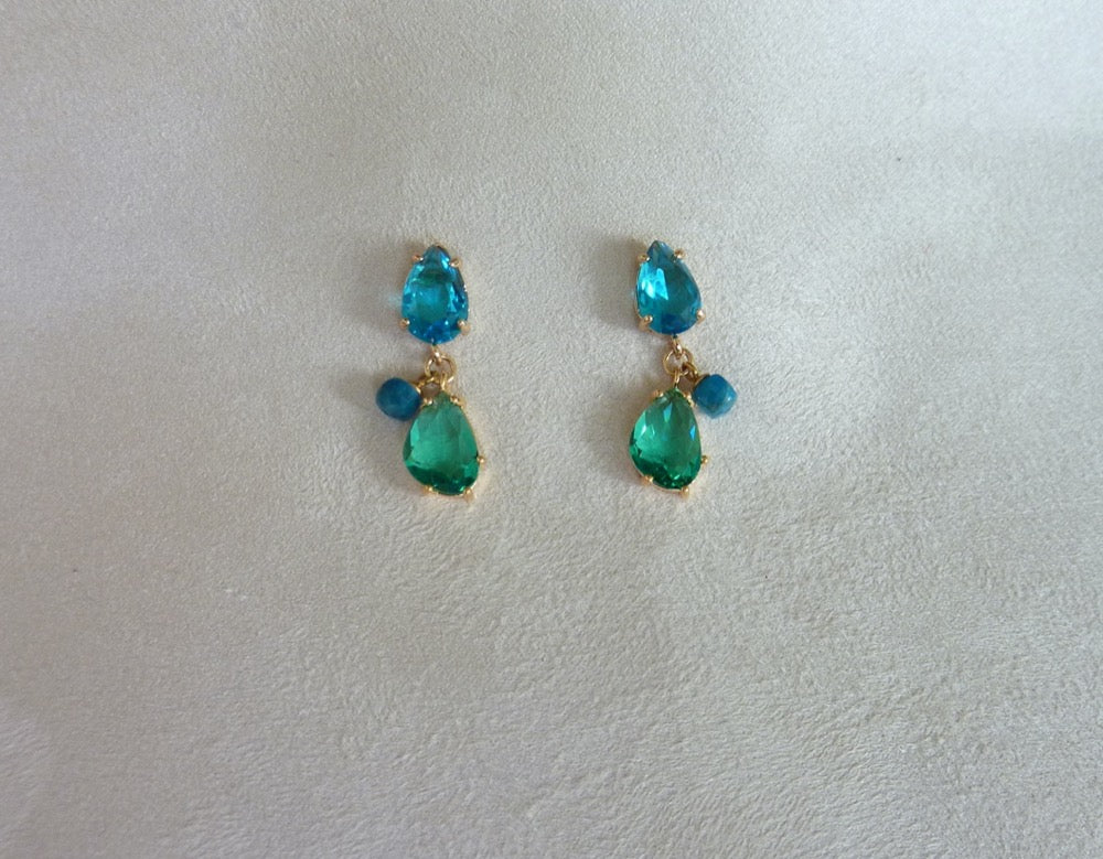 Jackie | Boucles d'oreilles gouttes de cristaux vert et bleu à breloque d'apatite bleue