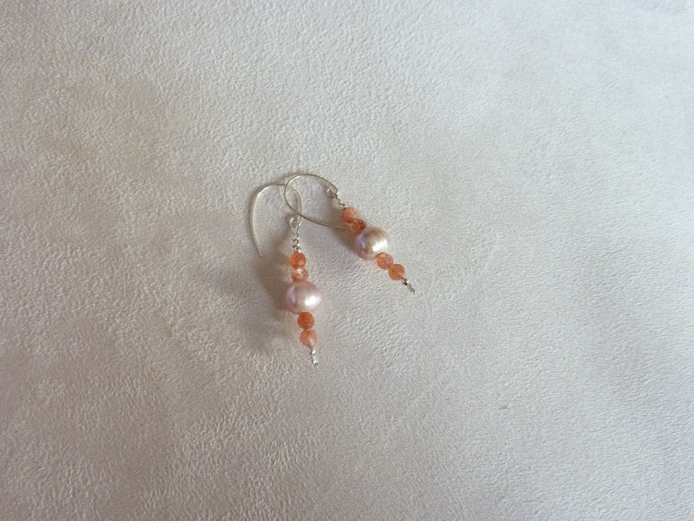 Suriya | Boucles d'oreilles de pierre de soleil et de perles d'eau douce