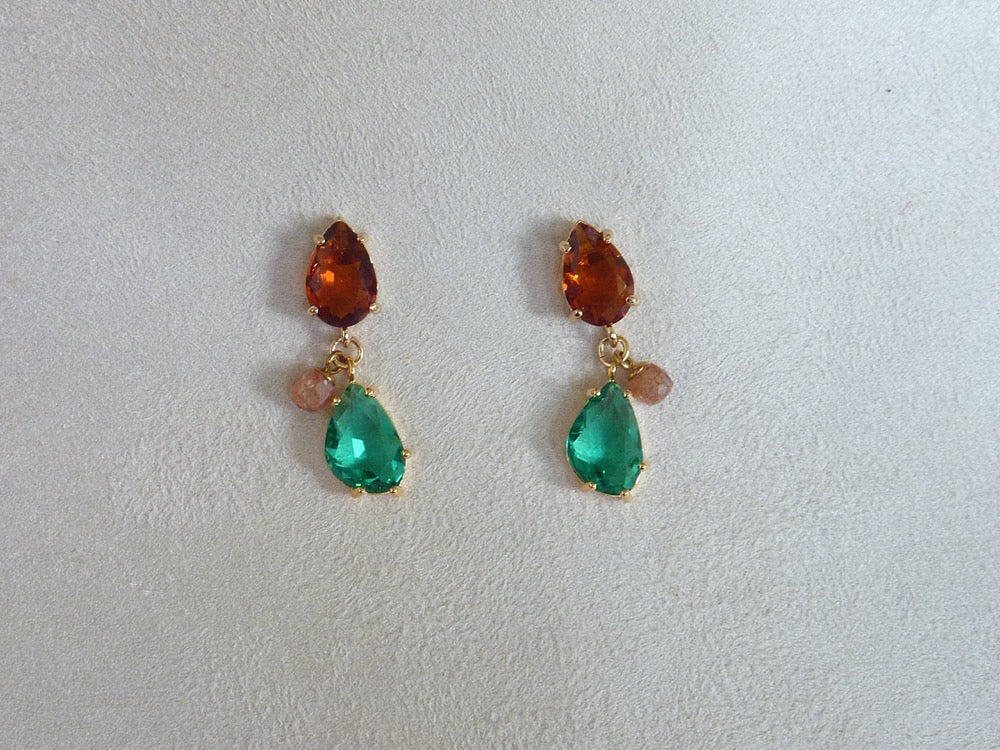Paloma | Boucles d'oreilles gouttes de cristaux vert émeraude et cognac à breloque de pierre