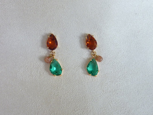 Paloma | Boucles d'oreilles gouttes de cristaux vert émeraude et cognac à breloque de pierre