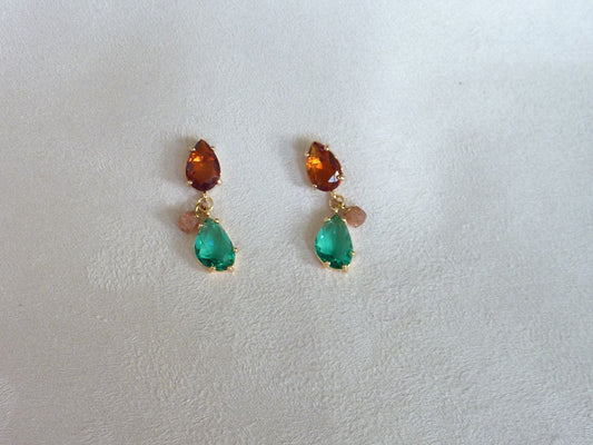 Paloma | Boucles d'oreilles gouttes de cristaux vert émeraude et cognac à breloque de pierre