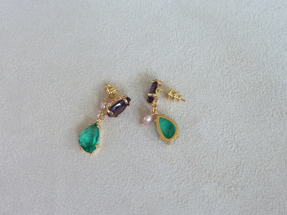 Audrey | Boucles d'oreilles gouttes de cristaux vert émeraude à petites perles d'eau douce rosées