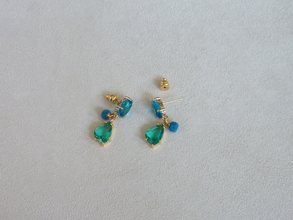 Jackie | Boucles d'oreilles gouttes de cristaux vert et bleu à breloque d'apatite bleue