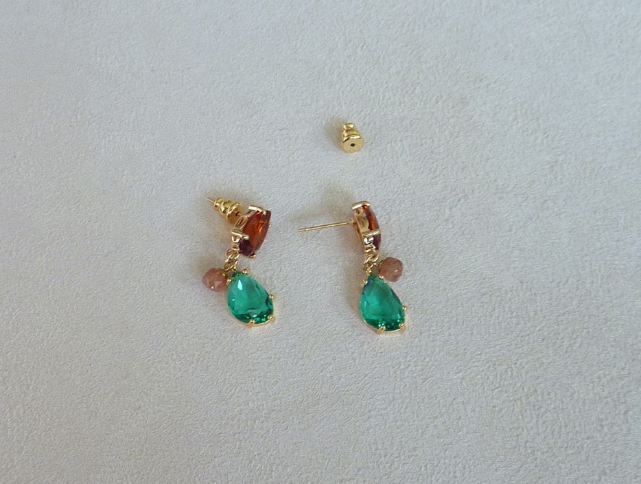 Paloma | Boucles d'oreilles gouttes de cristaux vert émeraude et cognac à breloque de pierre