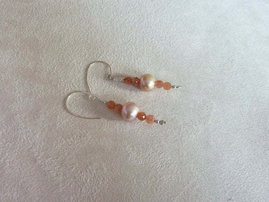 Suriya | Boucles d'oreilles de pierre de soleil et de perles d'eau douce