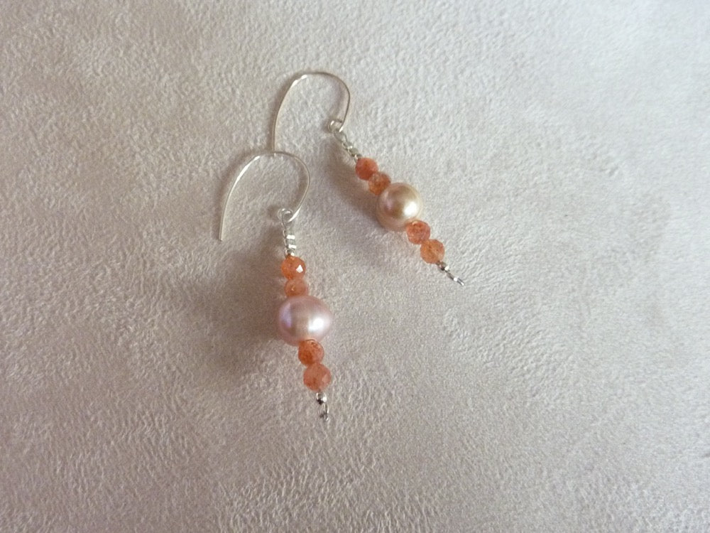 Suriya | Boucles d'oreilles de pierre de soleil et de perles d'eau douce