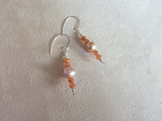 Suriya | Boucles d'oreilles de pierre de soleil et de perles d'eau douce