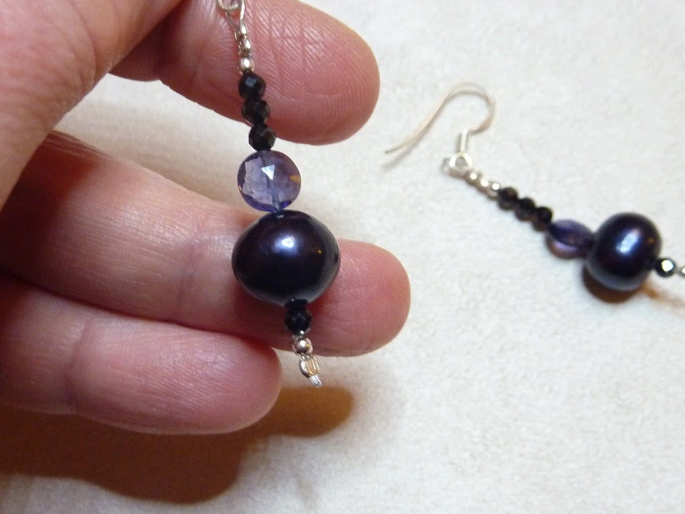 Raat ki rani | Boucles d'oreilles d'iolite et de perles d'eau douce noires