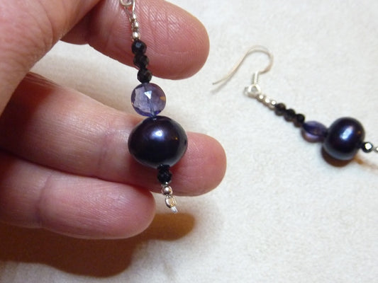 Raat ki rani | Boucles d'oreilles d'iolite et de perles d'eau douce noires