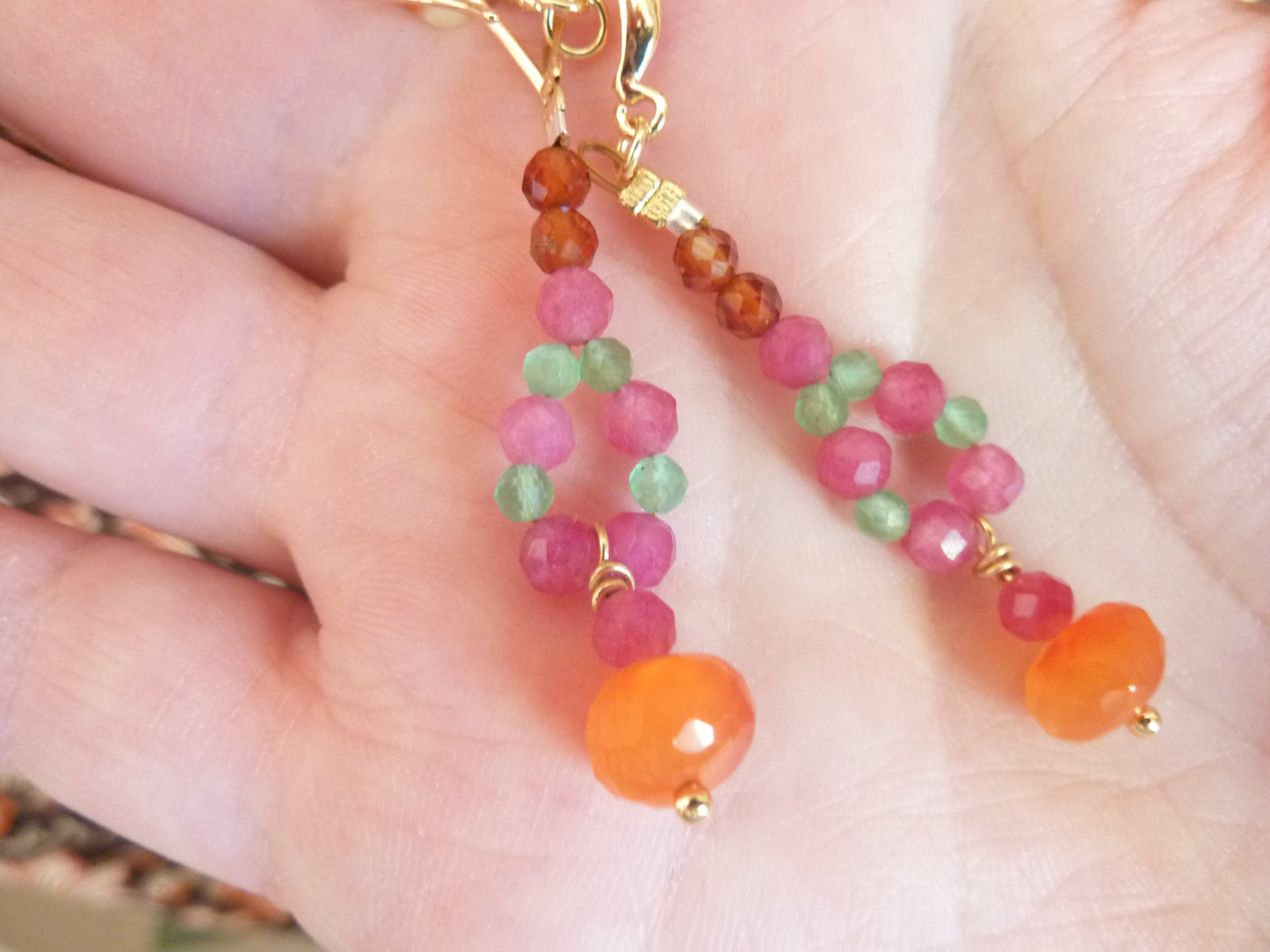 Srinagar | Boucles d'oreilles de pierres entrelacées tourmaline rose, aventurine verte, grenat hessonite