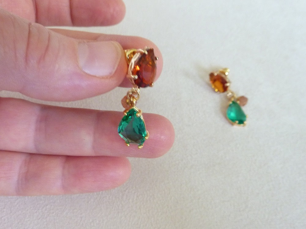 Paloma | Boucles d'oreilles gouttes de cristaux vert émeraude et cognac à breloque de pierre