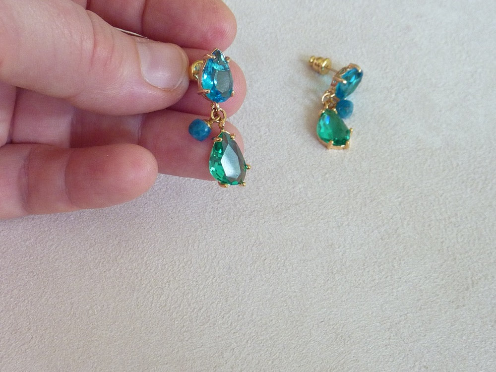 Jackie | Boucles d'oreilles gouttes de cristaux vert et bleu à breloque d'apatite bleue