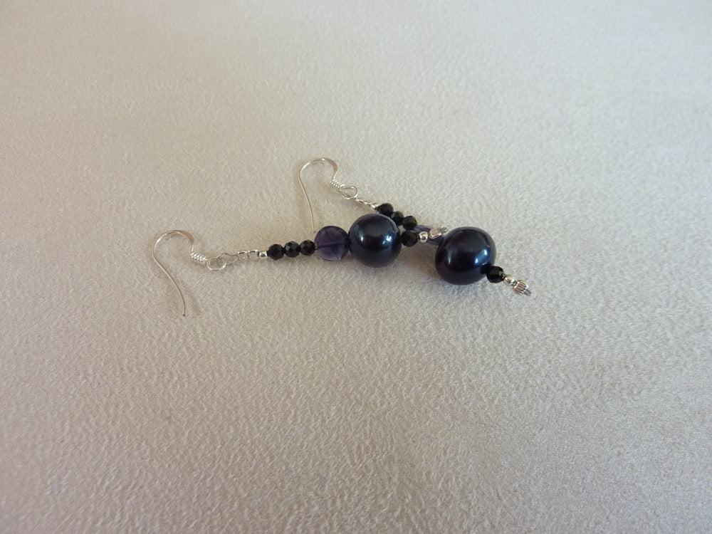 Raat ki rani | Boucles d'oreilles d'iolite et de perles d'eau douce noires