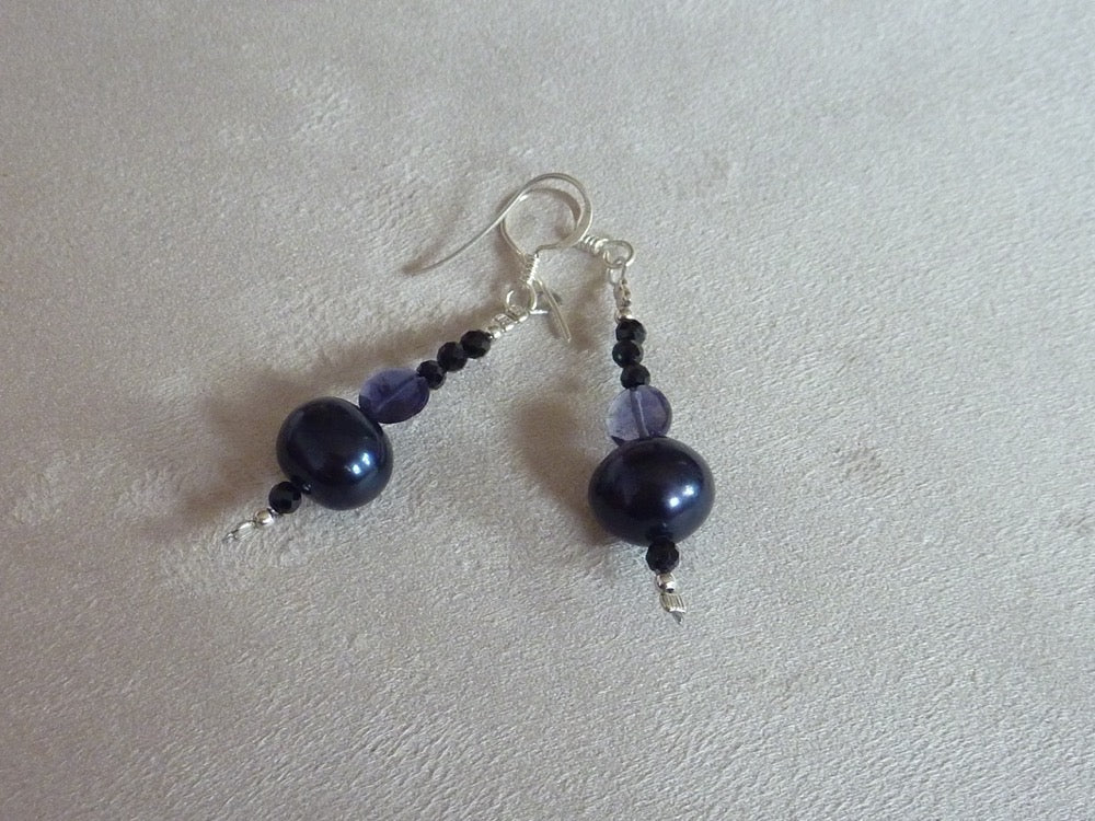 Raat ki rani | Boucles d'oreilles d'iolite et de perles d'eau douce noires