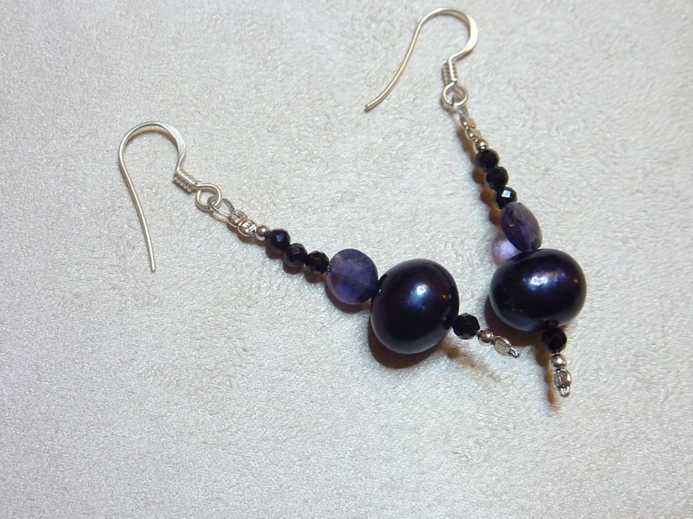 Raat ki rani | Boucles d'oreilles d'iolite et de perles d'eau douce noires