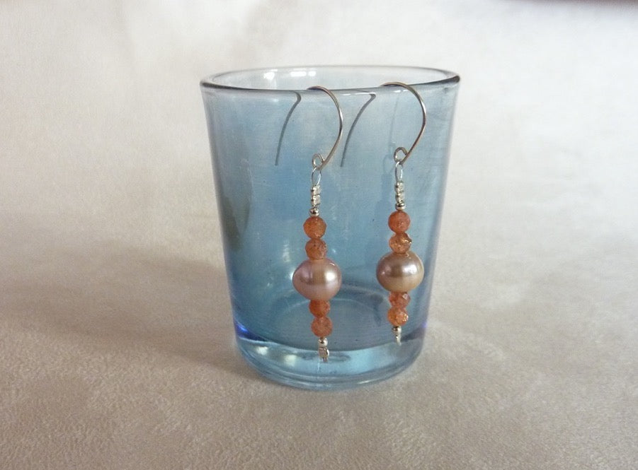 Suriya | Boucles d'oreilles de pierre de soleil et de perles d'eau douce