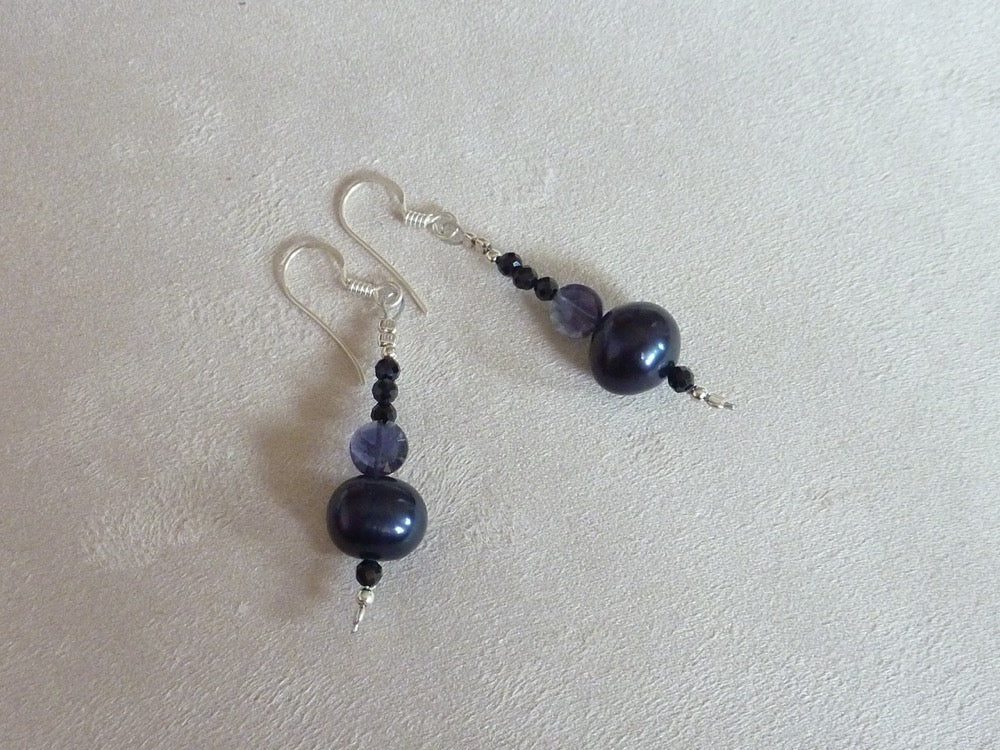 Raat ki rani | Boucles d'oreilles d'iolite et de perles d'eau douce noires