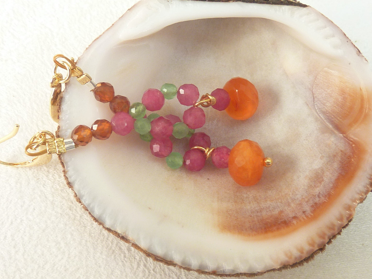 Srinagar | Boucles d'oreilles de pierres entrelacées tourmaline rose, aventurine verte, grenat hessonite