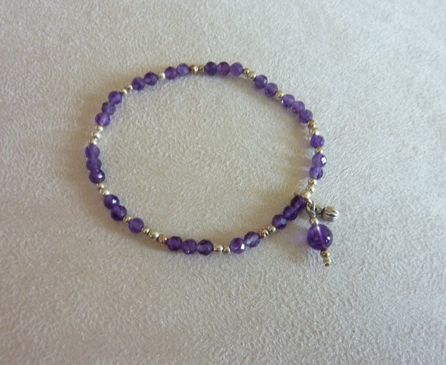 Bracelet fin de perles d'argent et pierre semi-précieuses roses oranges rouges