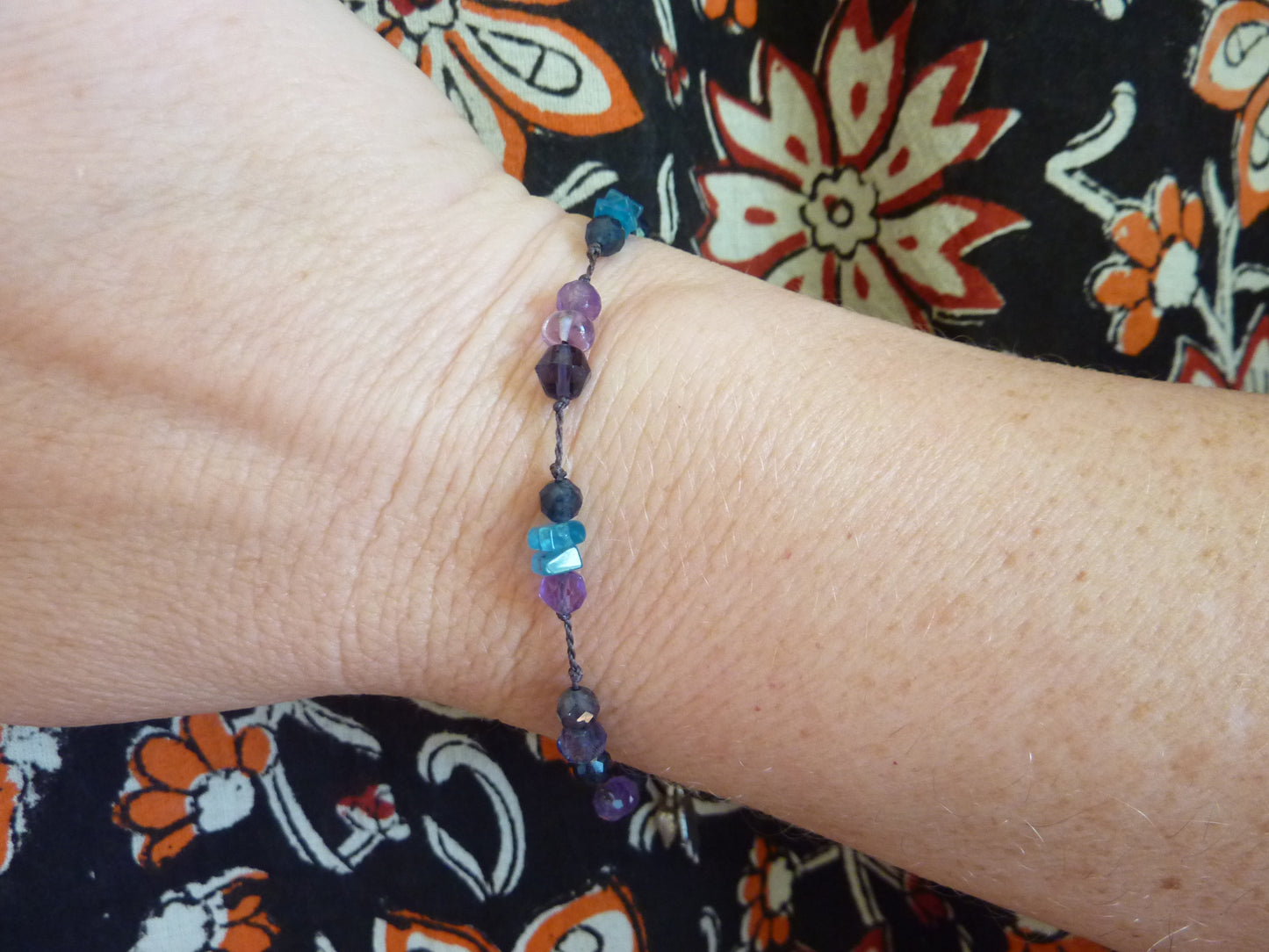 Kaveri | Bracelet fin de pierres nouées apatite bleue améthyste