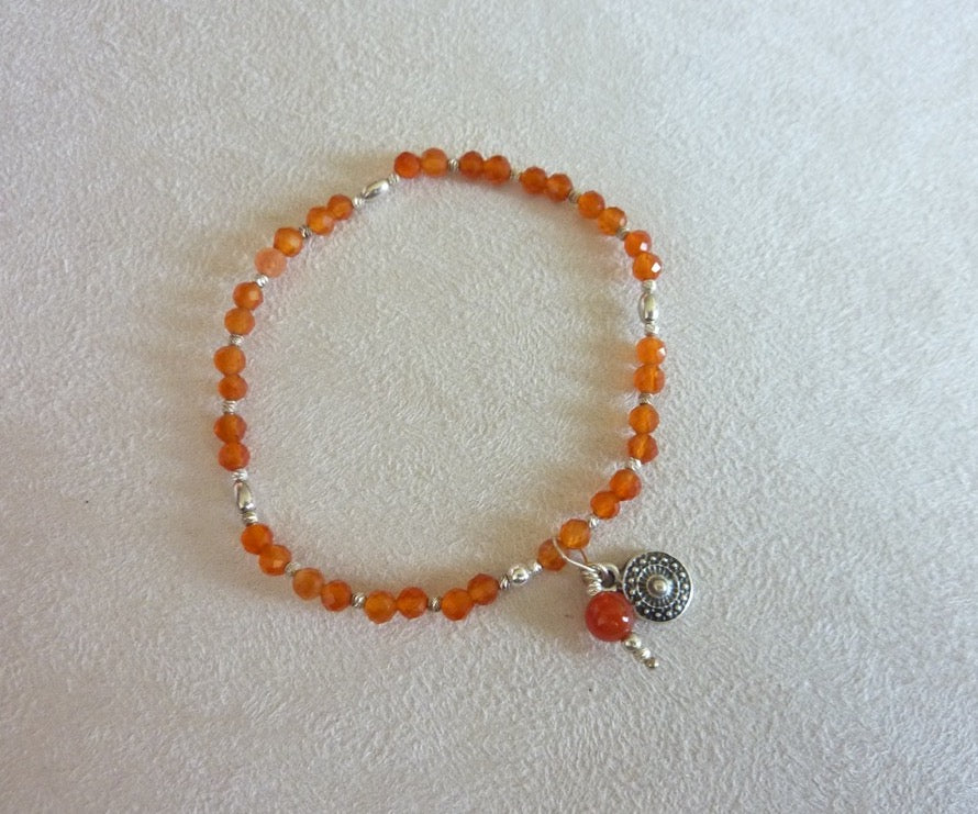 Bracelet fin de perles d'argent et pierre semi-précieuses roses oranges rouges